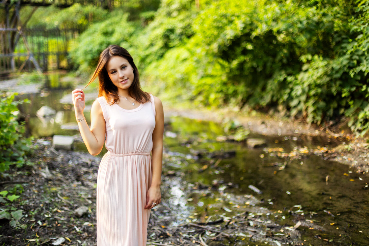 junge-frau-natur-sommer-kleid-lächeln